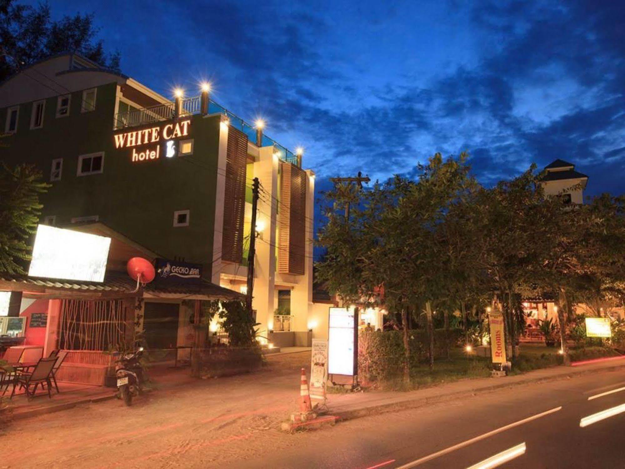 White Cat Hotel Кхаулак Экстерьер фото